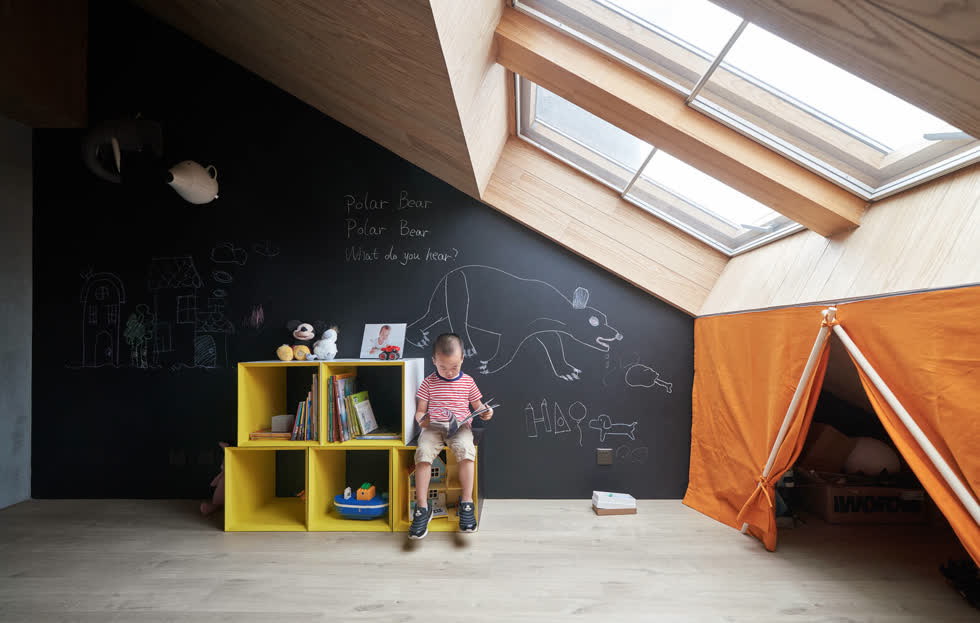 Không gian vui chơi kết hợp học tập trong một căn gác mái với diện tích chỉ tầm 8m2.