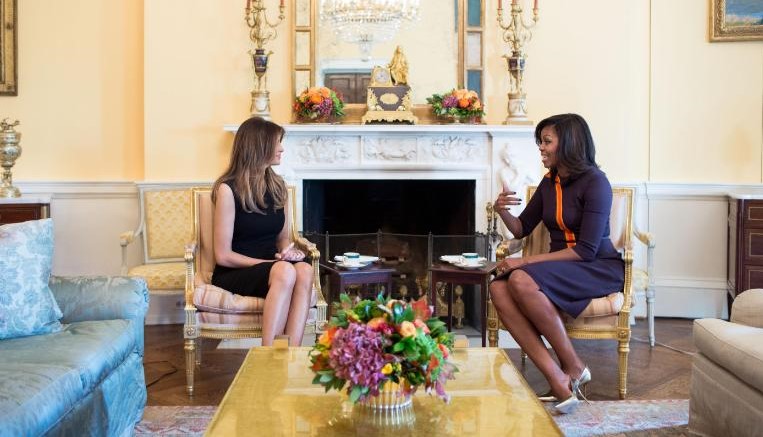 Đệ nhất phu nhân Michelle Obama gặp Melania Trump uống trà trong Phòng Bầu dục màu vàng của Nhà Trắng vào 4 năm trước. Ảnh: Nhà Trắng
