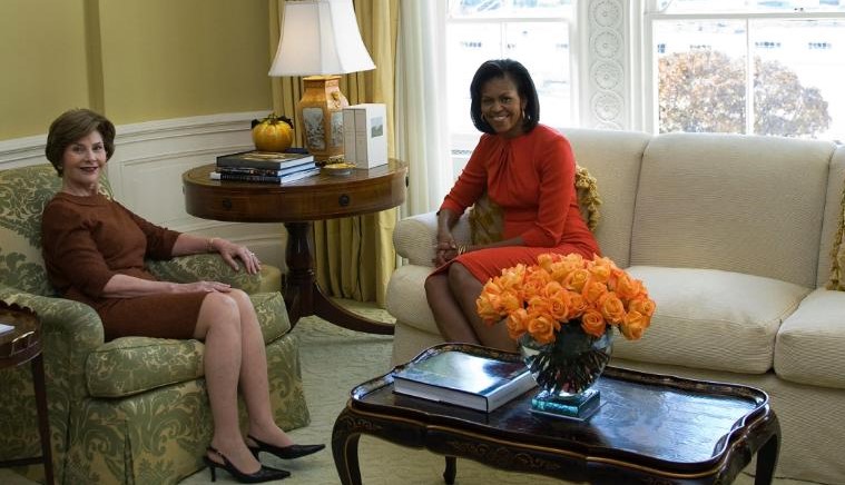 Bà Laura Bush gặp gỡ bà Michelle Obama trước thềm chuyển giao. Ảnh: Nhà Trắng