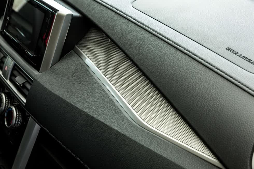  Ốp táp-lô và táp-bi cửa chuyển từ loại vân giả gỗ sang vân giả carbon, màn hình giải trí 7 inch có hỗ trợ kết nối Apple CarPlay và Android Auto.
