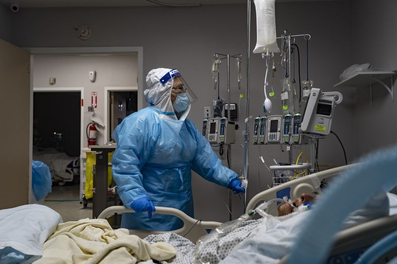 Một nhân viên y tế điều trị cho một bệnh nhân trong phòng điều trị tích cực COVID-19 tại một bệnh viện ở Houston, Texas, vào ngày 8/11. Ảnh: Bloomberg.
