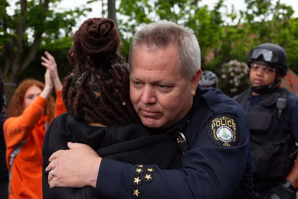 Steve Mylett, cảnh sát trưởng ở Bellevue, Washington, ôm một người biểu tình hôm 31/5. Nguồn: ABC News