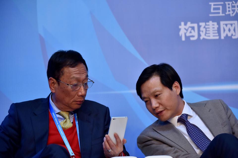 Người sáng lập Foxconn Technology của Đài Loan và Terry Gou và Giám đốc điều hành Xiaomi Lei Jun tại một sự kiện năm 2015 ở Trung Quốc. Ảnh: Getty.