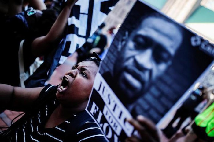 Sự tức giận về cái chết của Floyd àm dấy lên các cuộc biểu tình khắp nước Mỹ.