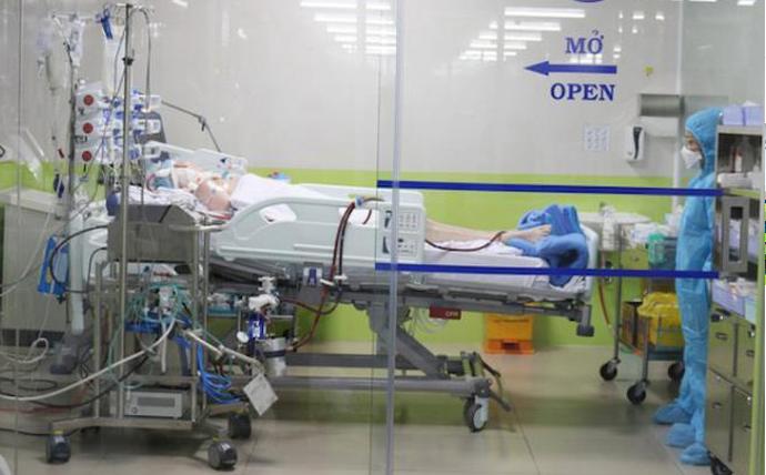 Bệnh nhân 91 được tiếp nhận chăm sóc tại khoa hồi sức cấp cứu Bệnh viện Chợ Rẫy chiều 22/5. Ảnh: BVCC