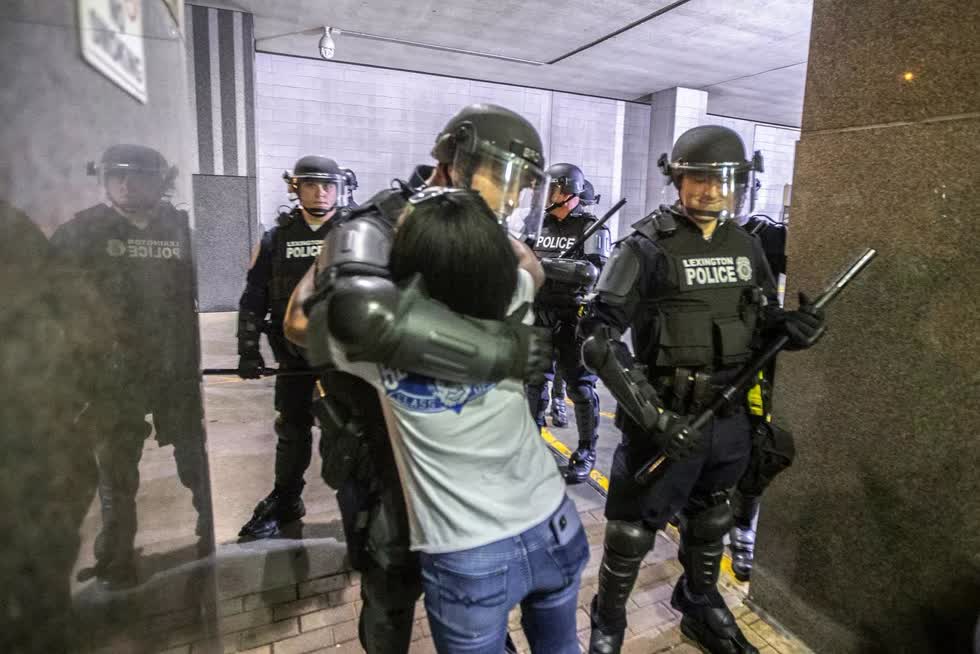 Một người biểu tình ôm một sĩ quan cảnh sát ở Lexington, Kentucky vào ngày 31/5. Nguồn: ABC News