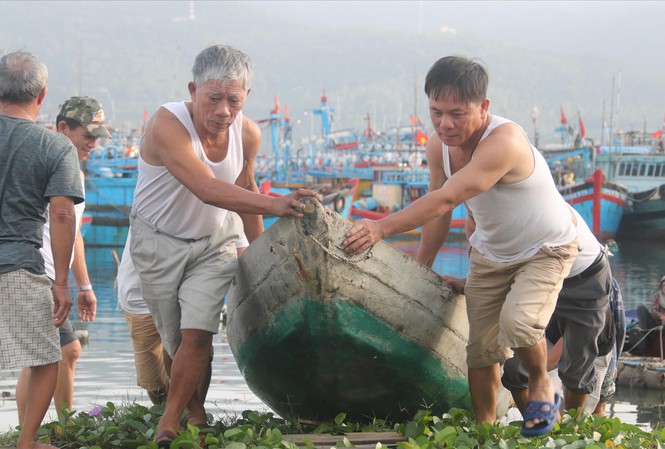 Người dân Đà Nẵng di chuyển tàu thuyền nhỏ lên bờ tránh bão. Ảnh: Tiền Phong