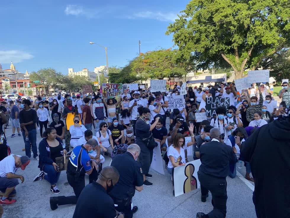 Các nhân viên cảnh sát cùng người biểu tình đều quỳ xuống cầu nguyện cho George Floyd ở Miami-Dade, Florida. Nguồn: ABC News