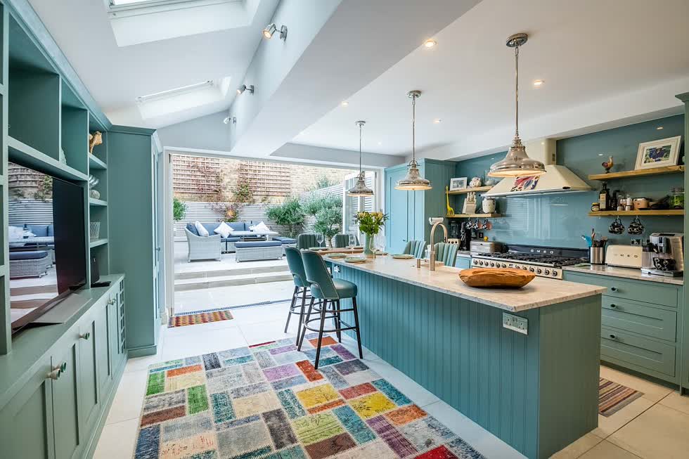   Màu xanh liên kết nhà bếp với sân sau và tạo cảm giác xuyên suốt và hài hòa.  