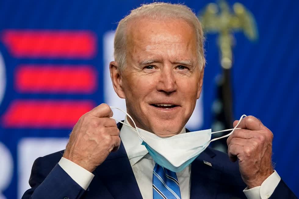 Ông Joe Biden bỏ khẩu trang trước khi phát biểu tại bang Delaware hôm 4/11. Ảnh: Getty