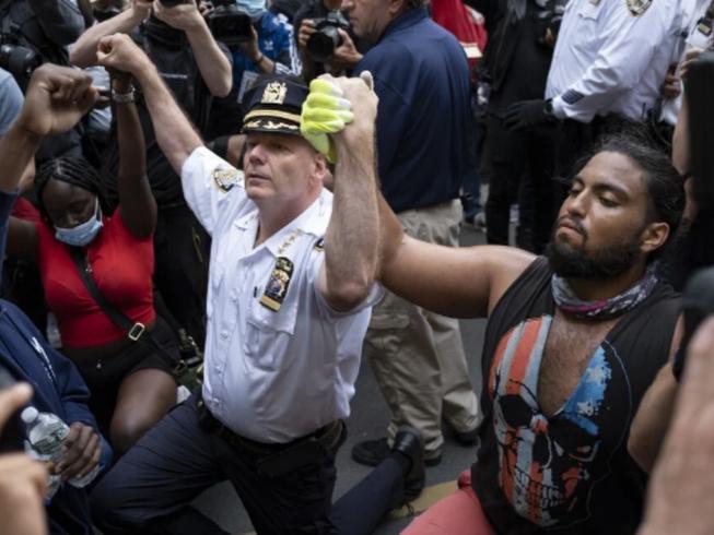 Ông Terence Monahan, cảnh sát trưởng TP New York cùng quỳ với người biểu tình. Ảnh: AP