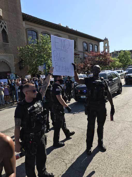 Tại Michigan, cảnh sát trưởng Chris Swanson cũng tuần hành cùng người biểu tình sau khi đám đông hô vang 