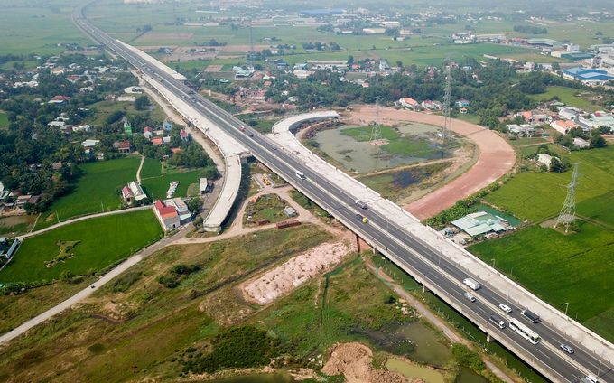 Dự án đường cao tốc Bến Lức - Long Thành có tổng vốn đầu tư hơn 1,5 tỷ USD, khởi công xây dựng vào tháng 7/2015.