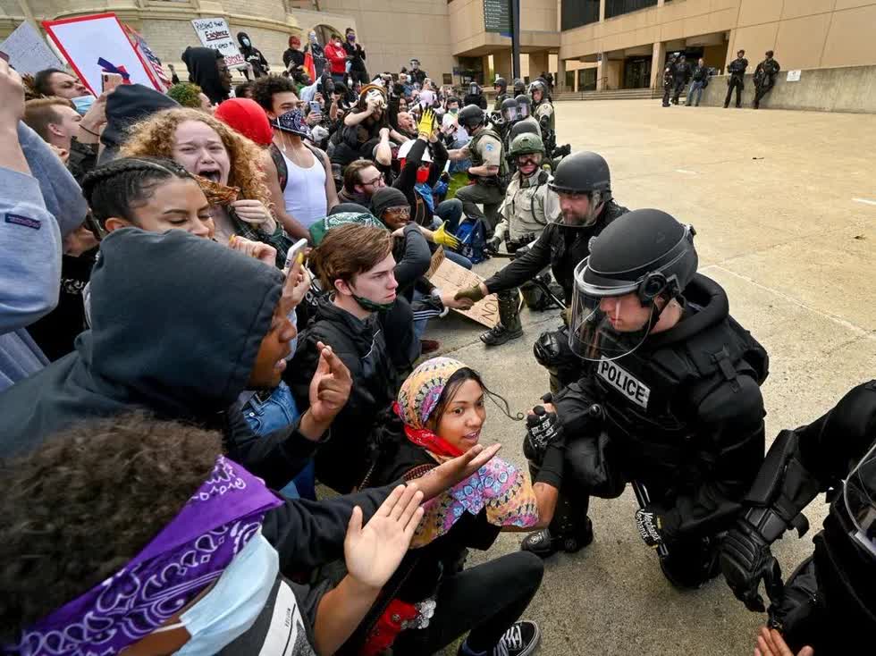 Cảnh sát quỳ gối để thể hiện sự đồng cảm với người biểu tình ở Spokane, bang Washington. Ảnh: AP