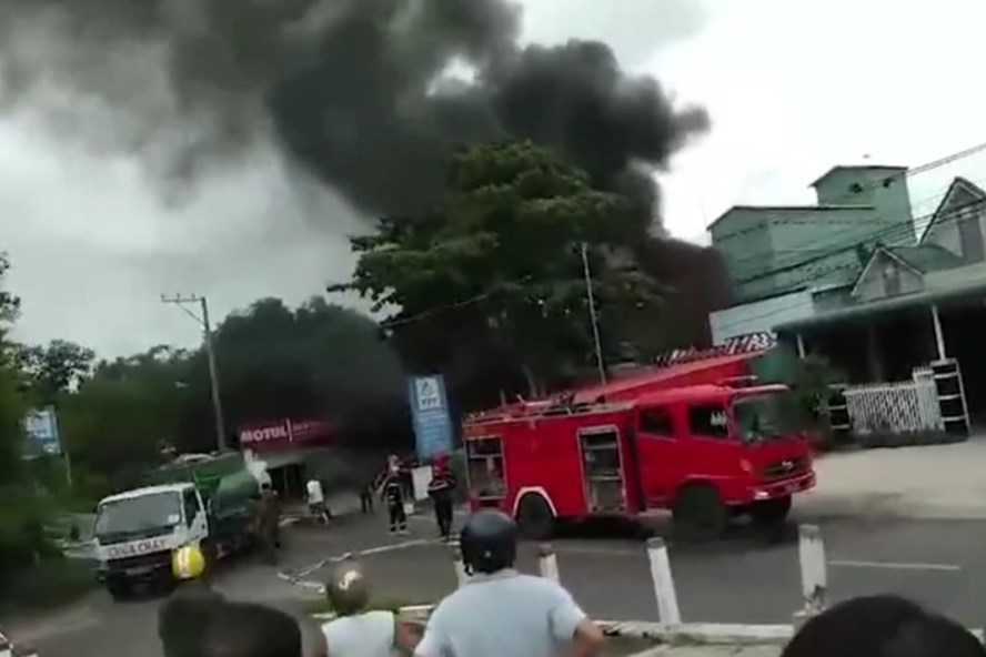 Lực lượng PCCC dập lửa tại khu vực cây xăng của Doanh nghiệp tư nhân Trần Văn Ngôn. Ảnh: báo Lao Động