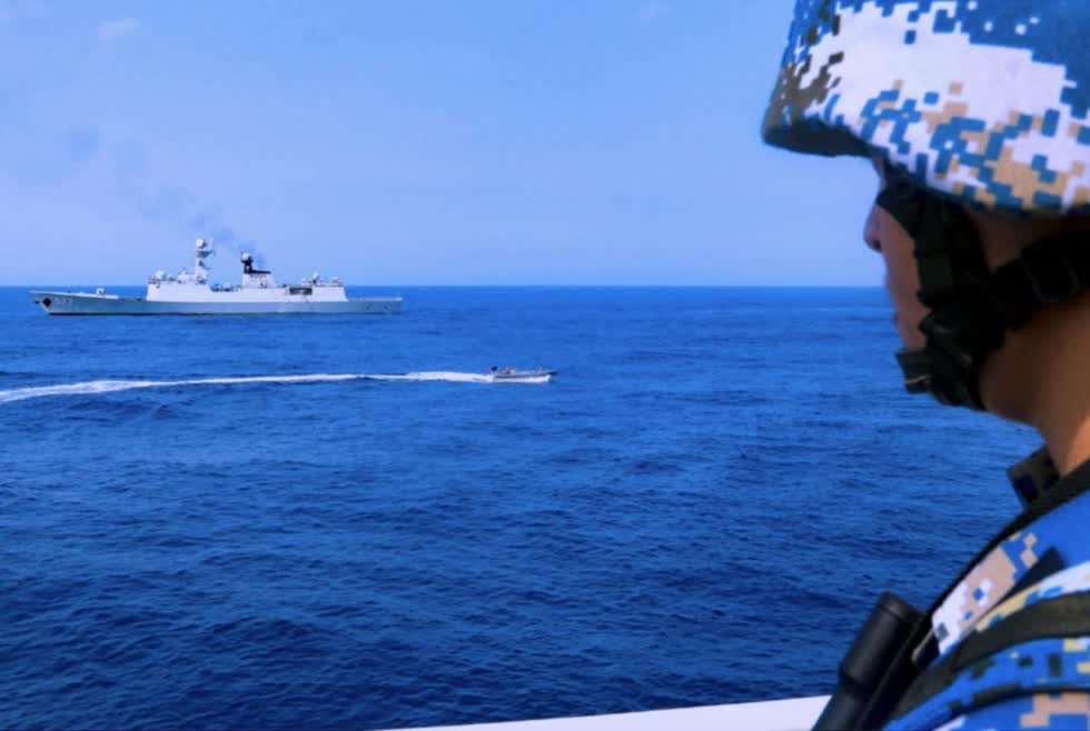 Lính hải quân Trung Quốc quan sát tàu của đối thủ trên Biển Đông.
