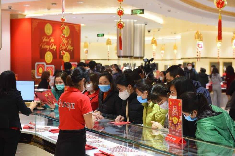 Giá vàng trong nước lao dốc theo thế giới?