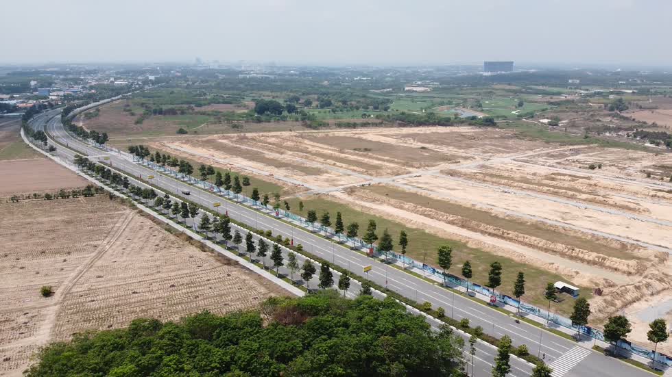 Năm 2016, TCT Bình Dương đã chuyển nhượng khu đất này cho Công ty TNHH đầu tư - xây dựng Tân Phú (gọi tắt là Công ty Tân Phú) với giá trên 250 tỉ đồng, tức chỉ hơn 581.653 đồng/m2. Tuy nhiên, mức giá này do TTCT Bình Dương và Công ty Tân Phú tự thỏa thuận khi kí hợp đồng hợp tác kinh doanh vào năm 2010.