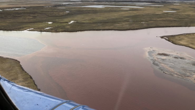 Bức ảnh chụp từ máy bay trực tăng về vị trí của sự cố tràn nhiên liệu diesel tại Nhà máy nhiệt điện và nhiệt điện kết hợp số 3 của Norilsk