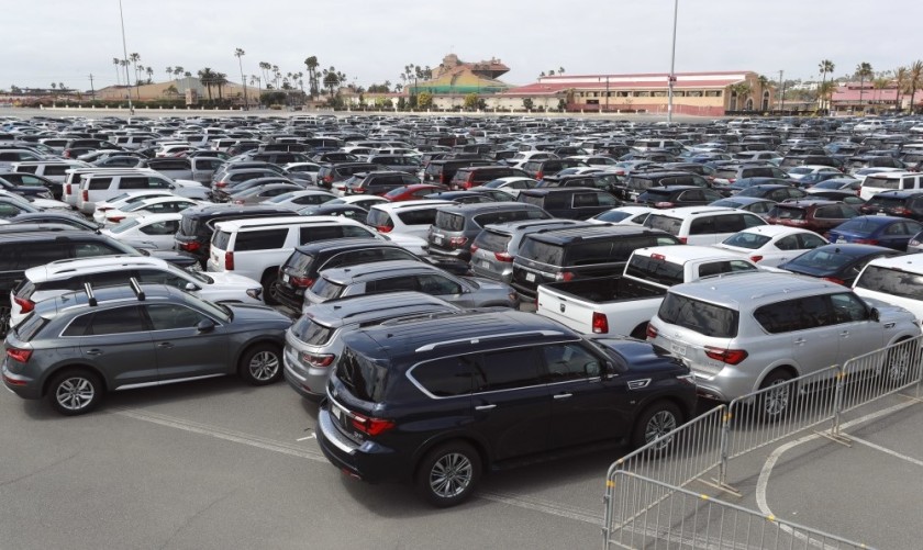   Các công ty cho thuê xe hơi đang chào bán khoảng 4.000 xe tại Khu hội chợ Del Mar.  