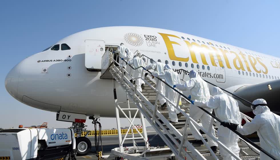 Đội ngũ nhân viên vệ sinh với đồ bảo hộ đã lên chiếc Emirates Airbus A380 để khử trùng tại Dubai, 5/3/2020. Ảnh: Reuters.