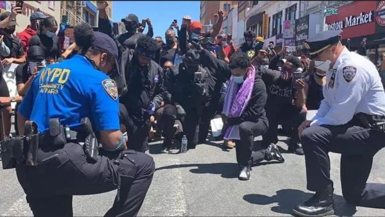 Các sĩ quan cảnh sát cùng người biểu tình đều quỳ gối cầu nguyện cho người đã khuất ở thành phố New York hôm 31/5. Nguồn: ABC News