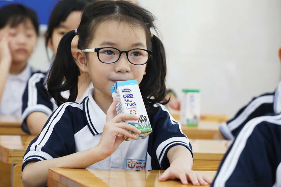 Các em học sinh tại HN thụ hưởng chương trình Sữa học đường ngay khi đi học lại sau thời gian giãn cách do dịch Covid-19.