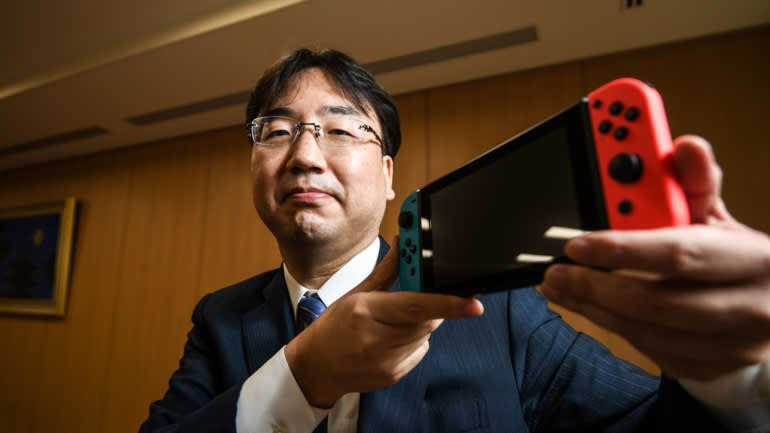 Chủ tịch Nintendo Shuntaro Furukawa chụp ảnh với Nintendo Switch tại trụ sở chính của công ty ở Kyoto vào tháng 9. Ảnh: Tomoki Mera