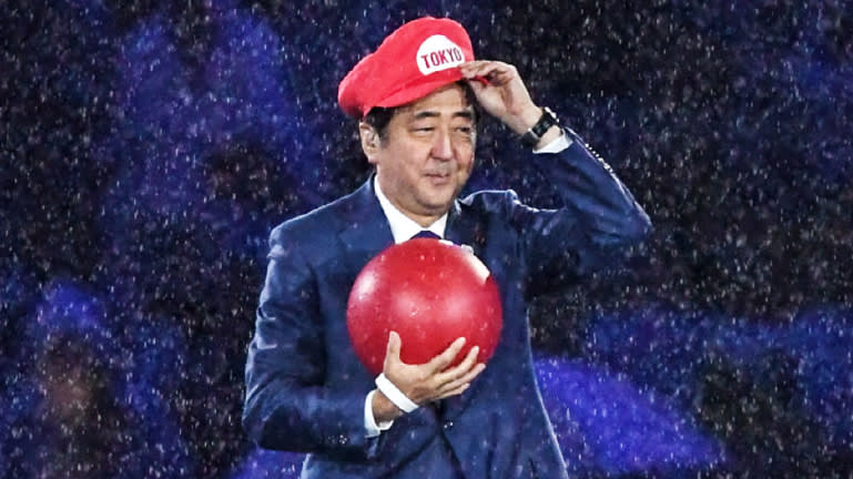 Hóa trang thành Mario, cựu Thủ tướng Nhật Bản Shinzo Abe tuyên bố đăng cai Thế vận hội 2020. Ảnh: Takaki Kashiwabara