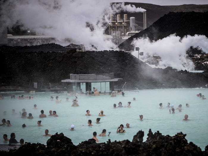 Đầm xanh là điểm thu hút khách du lịch nổi tiếng nhất của Iceland.  Ảnh: Getty.