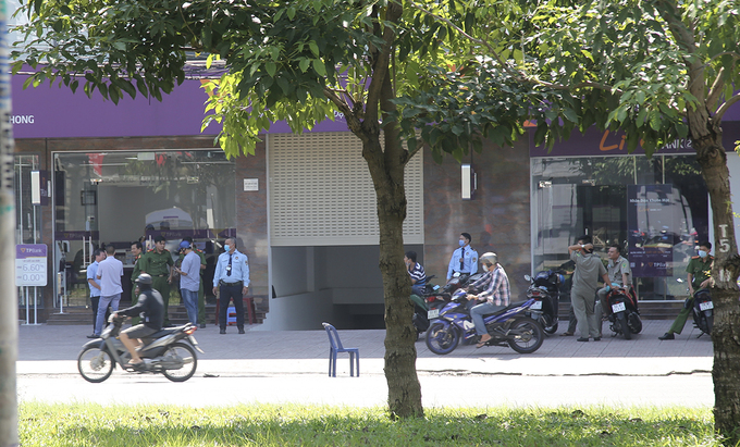 Cảnh sát phong toả bên ngoài chi nhánh TPBank để điều tra, sáng 14/11. Ảnh: VnExpress
