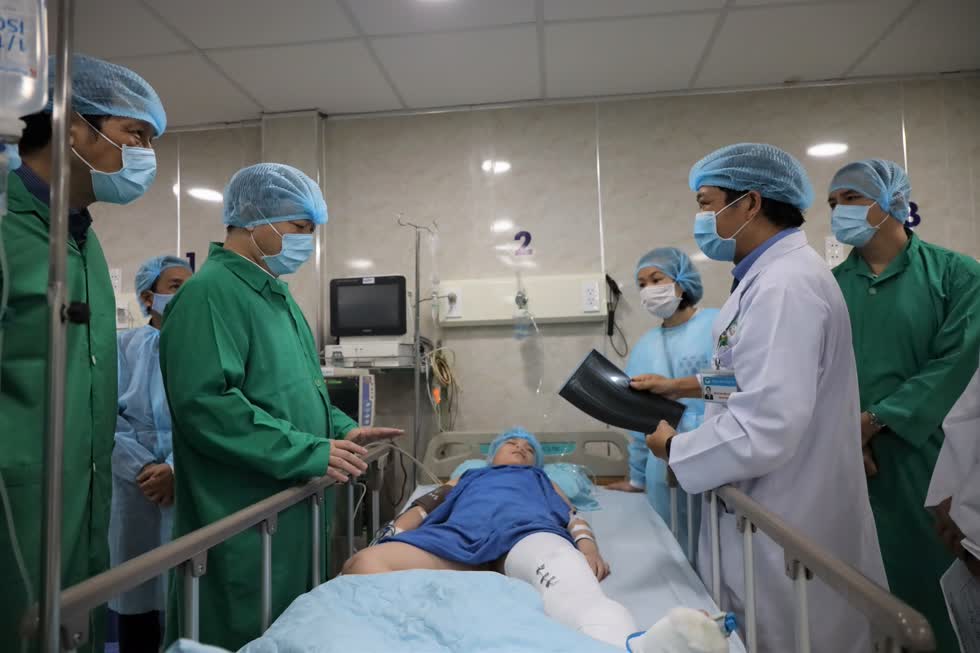 Lãnh đạo TP, lãnh đạo Sở GD&ĐT đến Bệnh viện Sài Gòn - ITO thăm hỏi các trường hợp học sinh bị cây đè. Ảnh: TTBC TP.HCM