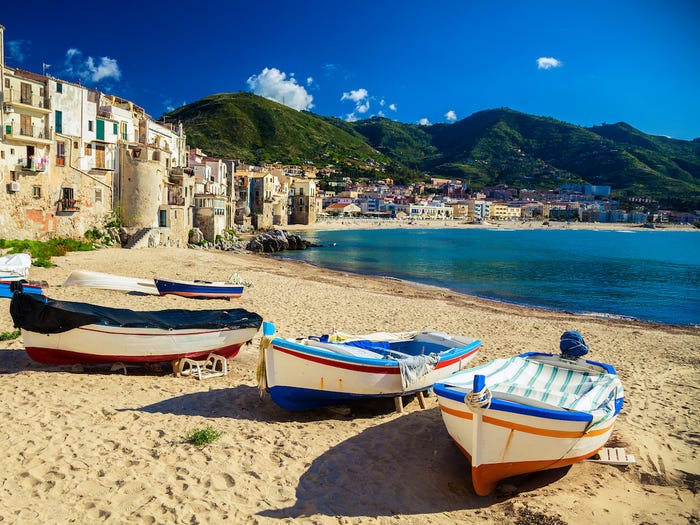   Bãi biển Cefalu của Sicily thường đông khách du lịch vào những năm trước đây. Ảnh: Shutterstock.  