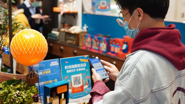   Một người đàn ông quét mã QR Alipay để lấy chứng từ điện tử tại một cửa hàng vào ngày 27/3 tại Hàng Châu, tỉnh Chiết Giang. Trung Quốc. Ảnh: CNBC.  