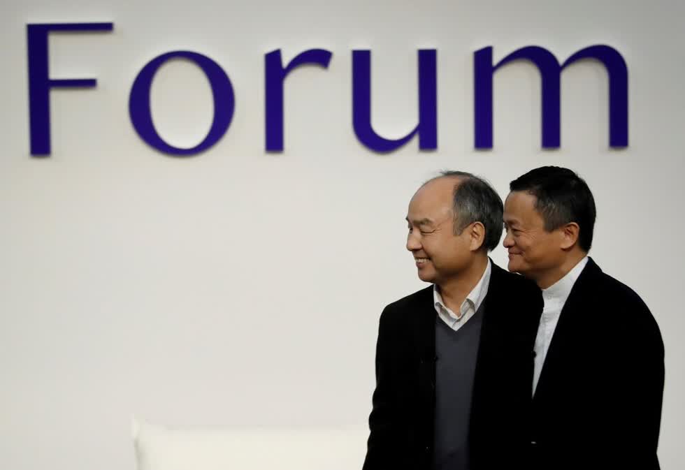  Người sáng lập và Giám đốc điều hành SoftBank Group Masayoshi Son và người sáng lập Alibaba và cựu Chủ tịch Jack Ma tham dự Diễn đàn Tokyo 2019 tại Tokyo, Nhật Bản, ngày 6/12/2019. Ảnh Reuters.