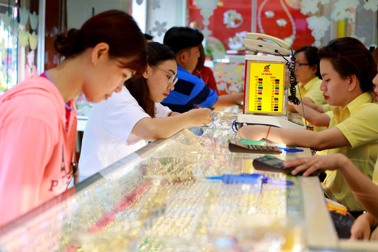 Giá vàng SJC trong nước bật tăng ngay phiên đầu tuần