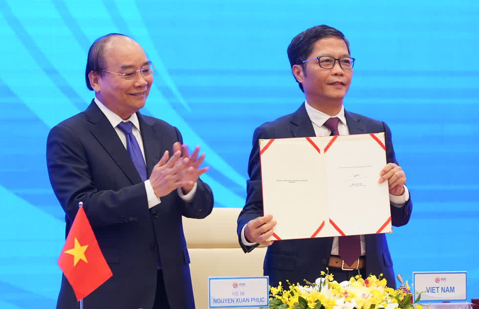 Tại Hà Nội, Bộ trưởng Công Thương Trần Tuấn Anh, đại diện Việt Nam, ký Hiệp định RCEP. Ảnh: VGP