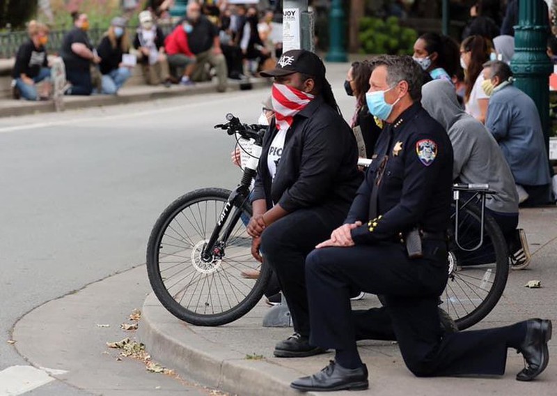 Cảnh sát trưởng Andy Mills (phải), cũng tham gia biểu tình ôn hoà Đại lộ Thái Bình Dương thuộc thành phố Santa Cruz hôm 30/5. Ảnh: Instagram