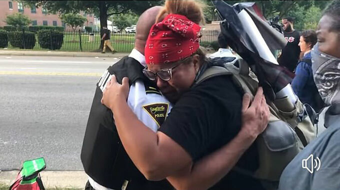 Cảnh sát Fayetteville ôm người biểu tình hôm 1/6. Ảnh: FB