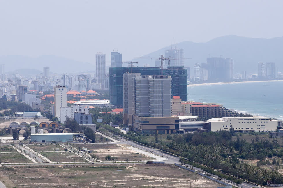   Vị trí khu đất 20 ha của Công ty Silver Shoes Hoàng Đạt nằm đối diện với  Sân bay quân sự Nước Mặn  đã xây dựng casino và hai toà nhà cao tầng. Ảnh: VnExpress.  