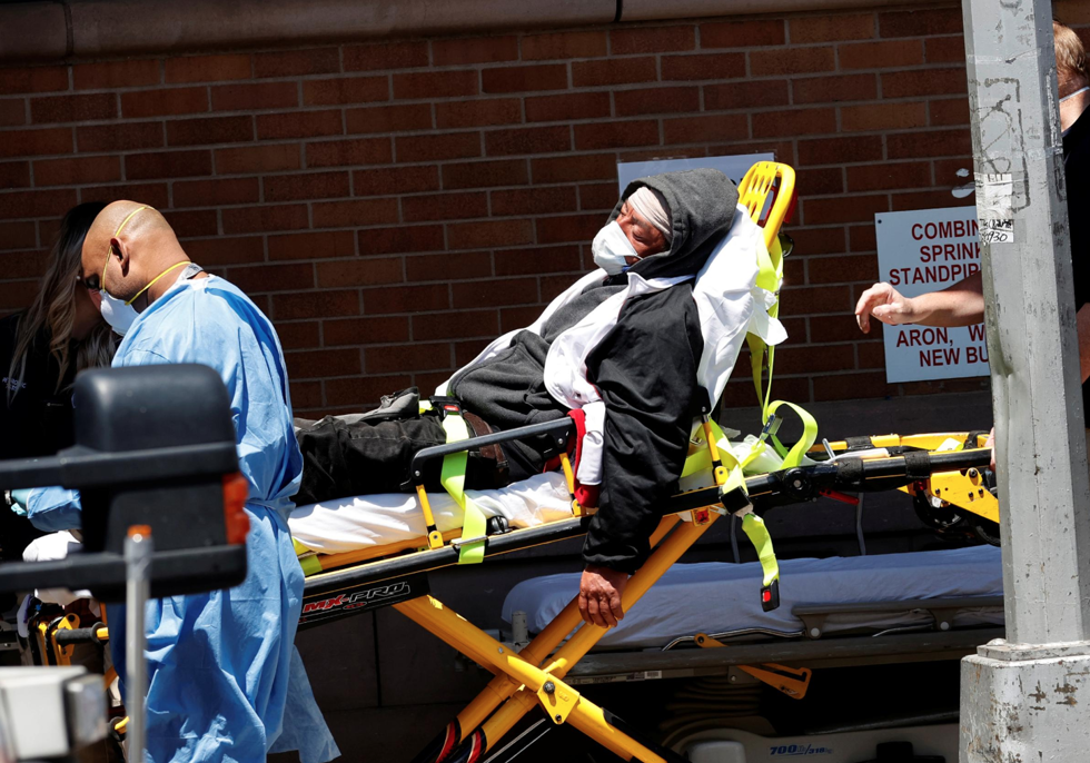   Nhân viên y tế đưa một bệnh nhân đến khu vực phân loại tại lối vào cấp cứu bên ngoài Trung tâm y tế Maimonides ở Brooklyn trong khi dịch bệnh coronavirus (COVID-19) bùng phát ở thành phố New York, New York, Mỹ, ngày 13/5/2020. Ảnh: REUTERS