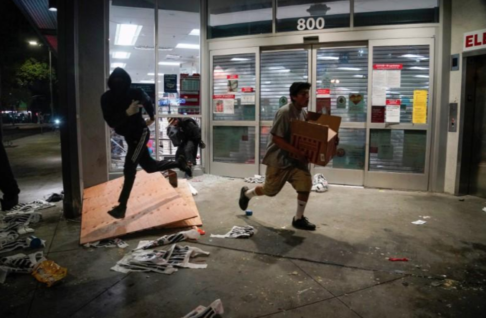 Nhiều cửa hàng bị cướp bóc và đốt hôm 27/5. Hàng chục cửa hàng trong thành phố và khu vực ngoại ô phải đóng cửa sớm do lo ngại bạo lực. Ảnh: Reuters