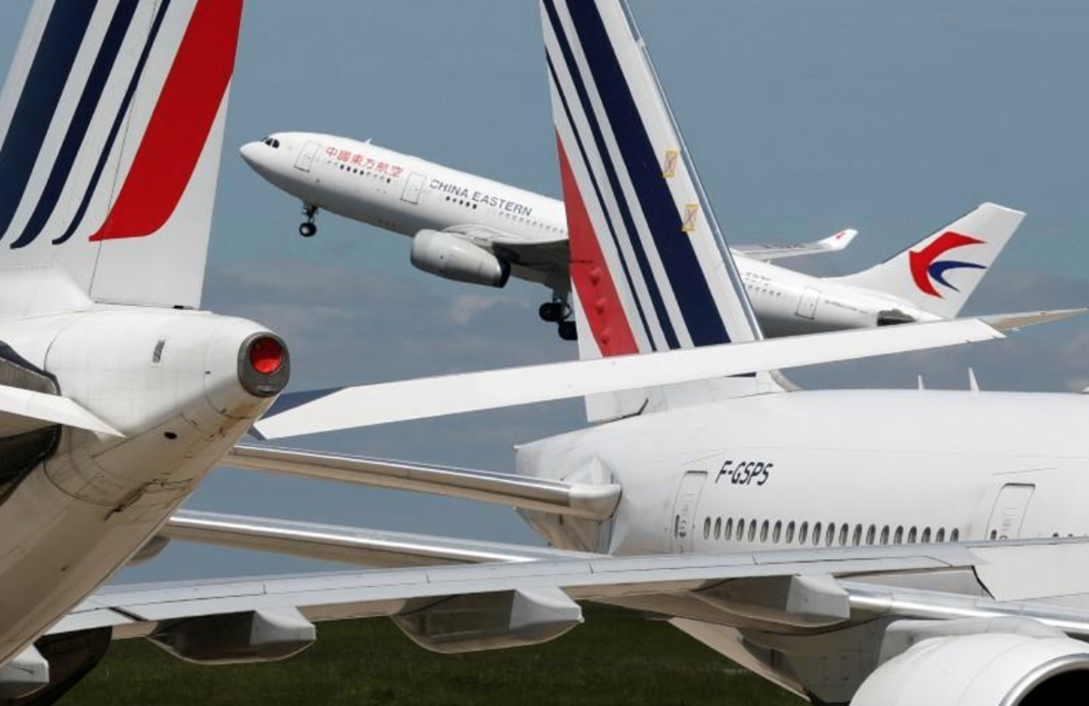   Một máy bay chở khách của China Eastern Airlines cất cánh tại sân bay Paris Charles de Gaulle ở Roissy-en-France trong đợt bùng phát COVID-19 tại Pháp ngày 19/5/2020. Ảnh: REUTERS   