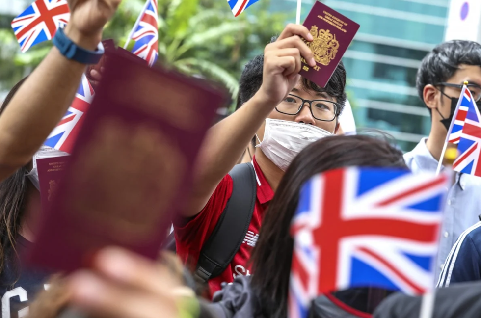   Hàng trăm nhà hoạt động tuần hành đến lãnh sự quán Anh tại Hong Kong năm ngoái, kêu gọi chính phủ Anh cấp quyền công dân đầy đủ cho người mang hộ chiếu quốc gia Anh (ở nước ngoài). Ảnh: SCMP  