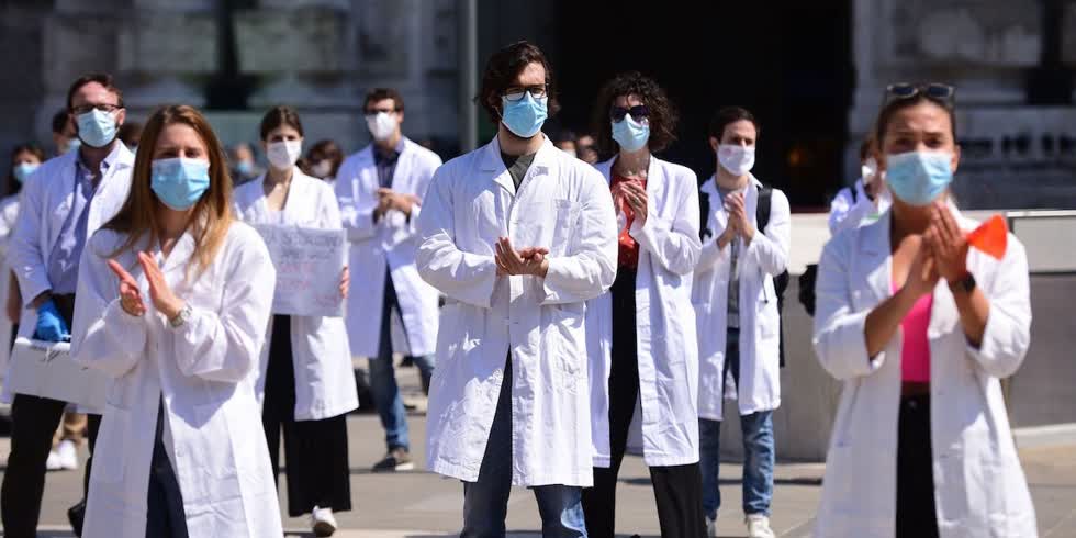 Sinh viên y khoa và các bác sĩ mới trong cuộc biểu tình  ở Milan hôm thứ Sáu, yêu cầu chính phủ Ý cải cách phương pháp đào tạo ngành y tế.