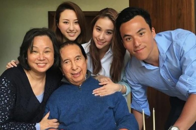 Ông Stanley Ho bên cạnh người thân. Ông có 4 vợ và 17 người con. Ảnh: Instagram  