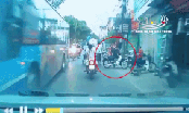 Thanh niên xăm trổ ngang nhiên dắt xe máy để giữa đường chặn xe qua lại