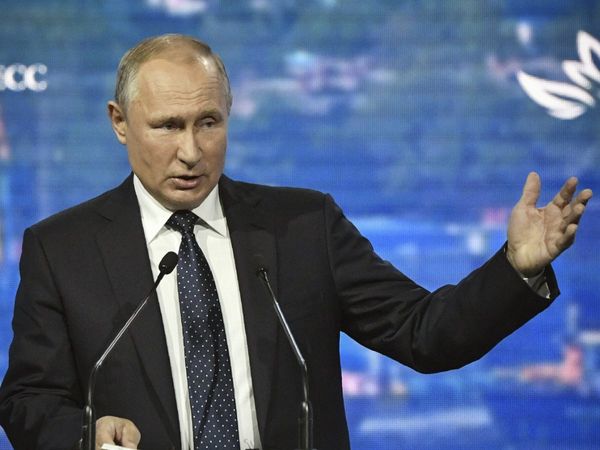   Ông Putin hôm 3/6 ban hành tình trạng khẩn cấp quốc gia sau khi 20.000 tấn dầu diesel tràn ra một con sông nằm trong Vòng Bắc Cực.  