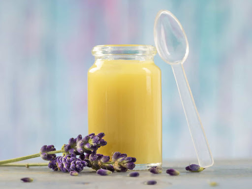 7 cách nhận biết sữa ong chúa thật chính xác nhất