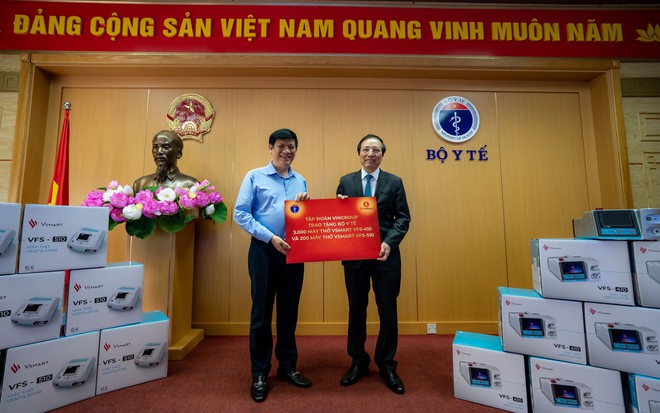 GS Đỗ Tất Cường, Phó Tổng Giám đốc Hệ thống Y tế Vinmec, đại diện Tập đoàn Vingroup trao tặng máy thở cho quyền Bộ trưởng Bộ Y tế Nguyễn Thanh Long. Ảnh: Linh Chi